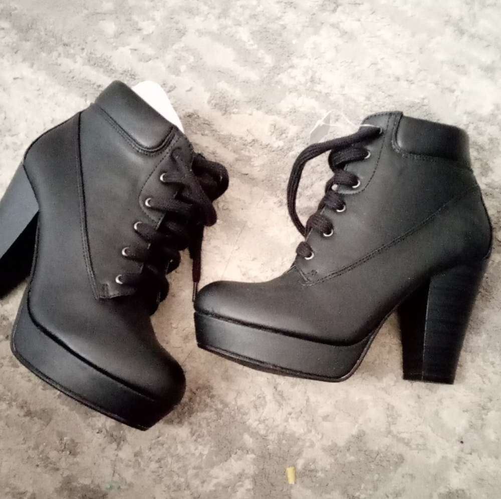 Black heal boots